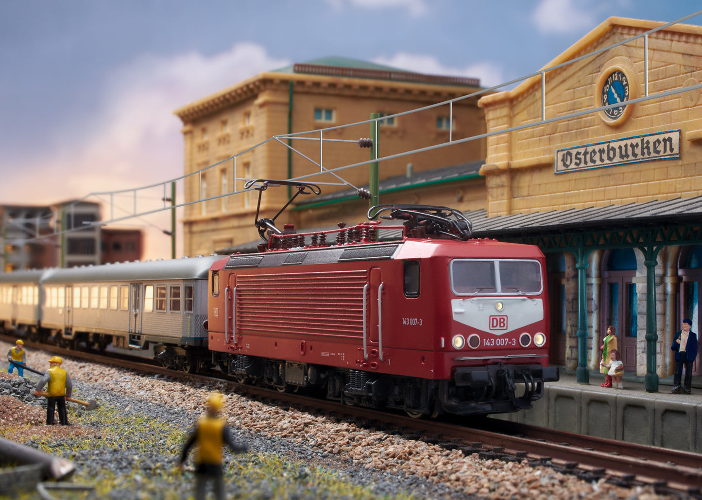 Trix 16431 - Cl 143 electric locomotive DB AG