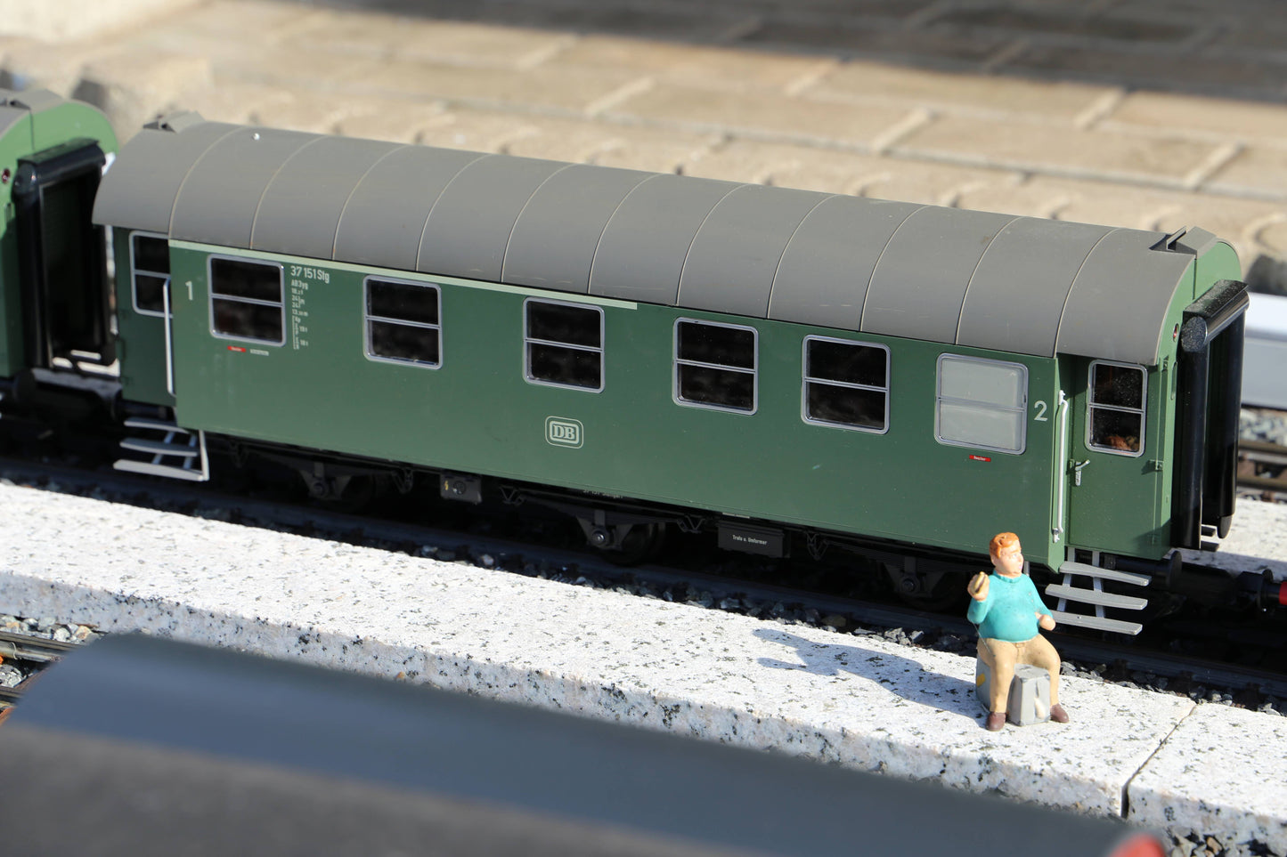 Piko 37601 - DB IV 3-Axle Umbau 1.-2. Class Car