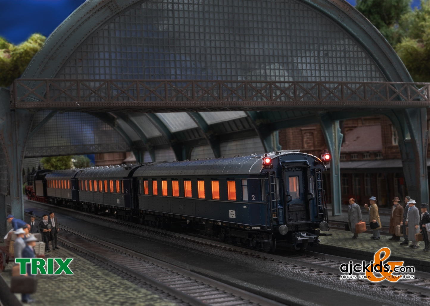 Trix 23628 - “Dom Pfeil” / “Cathedral Arrow” F-train car set