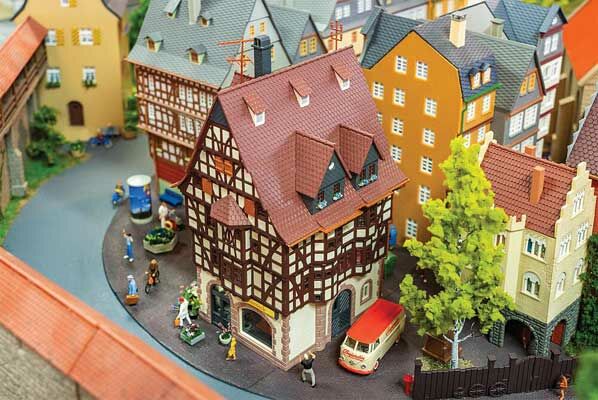 Faller 191770 - Half-timbered house with flower shop