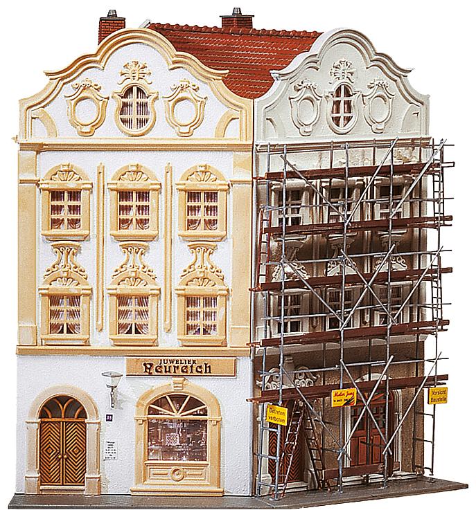 Faller 130452 - Angle house with scaffolding