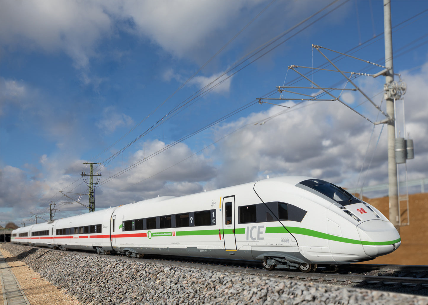 Trix 25976 - Class 412/812 ICE 4 Powered Railcar Train with a G