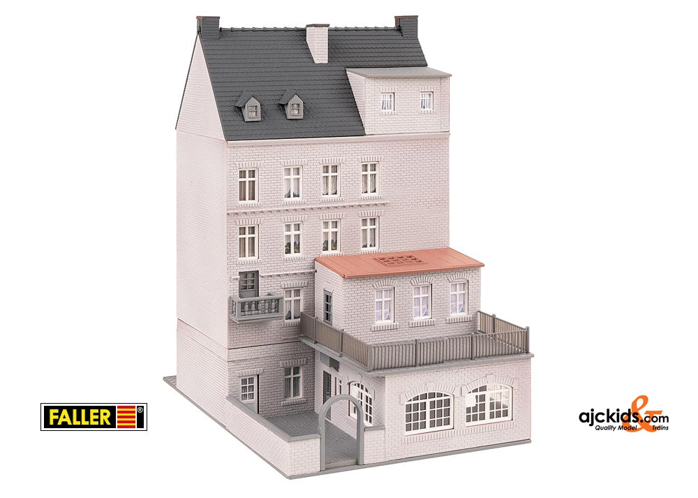 Faller 130705 - Town house with repair shop