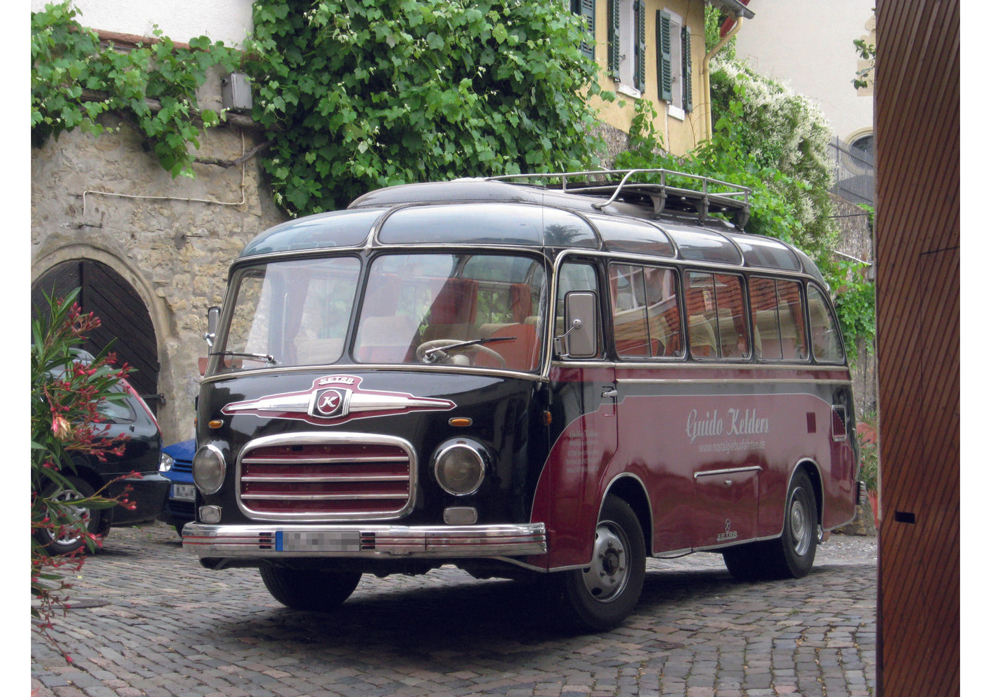 Schuco 450284300 - Setra S6 braun/rot 1:43 EAN: 4007864065868, at Ajckids.com, authorized Schuco dealer for the USA.