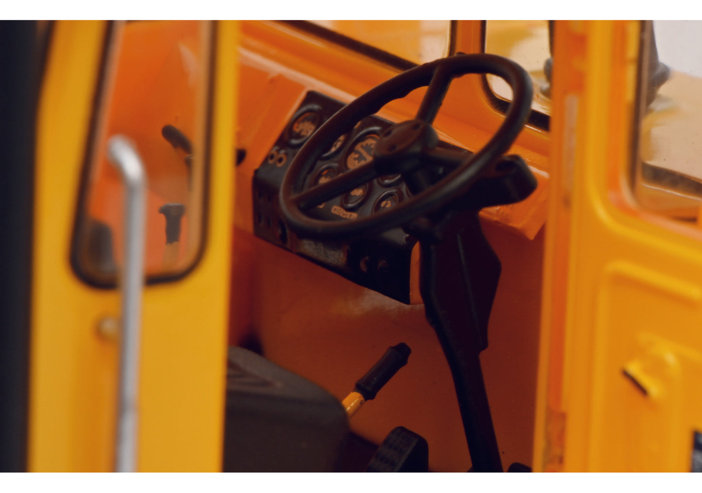 Schuco 450784600 - Kirovets K700 m.Figuren 1:32 EAN: 4007864065189, at Ajckids.com, authorized Schuco dealer for the USA.