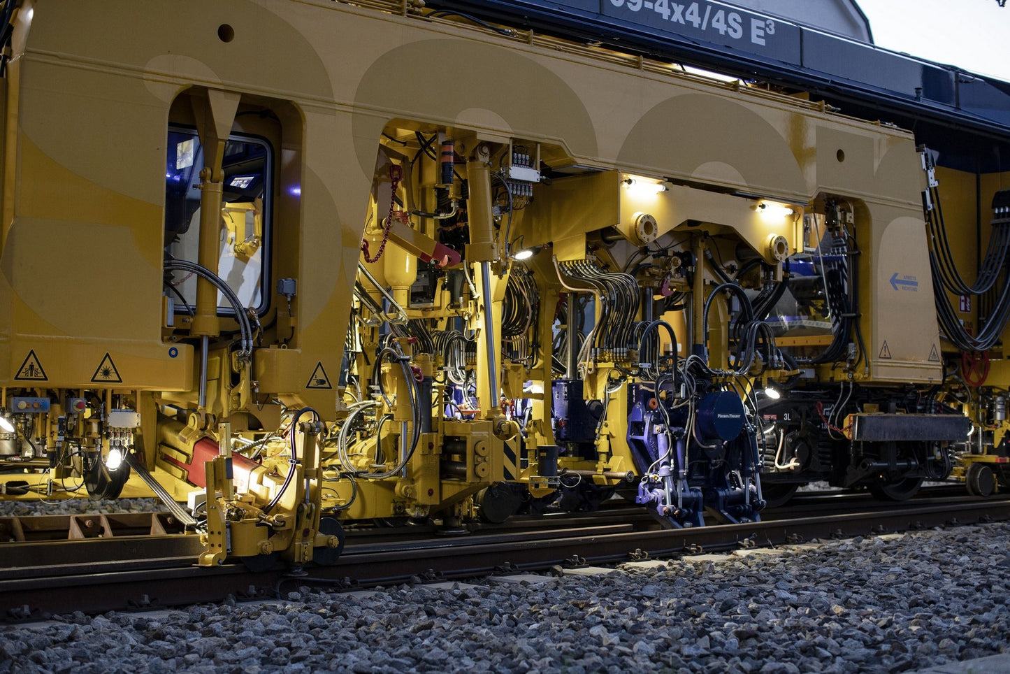 Marklin 39935 - Unimat 09-4x4/4S E3 Ballast Tamping Machine at Ajckids.com