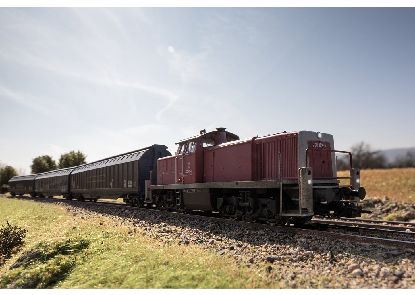 Trix 22902 - Class 290 Diesel Locomotive - engineer turns