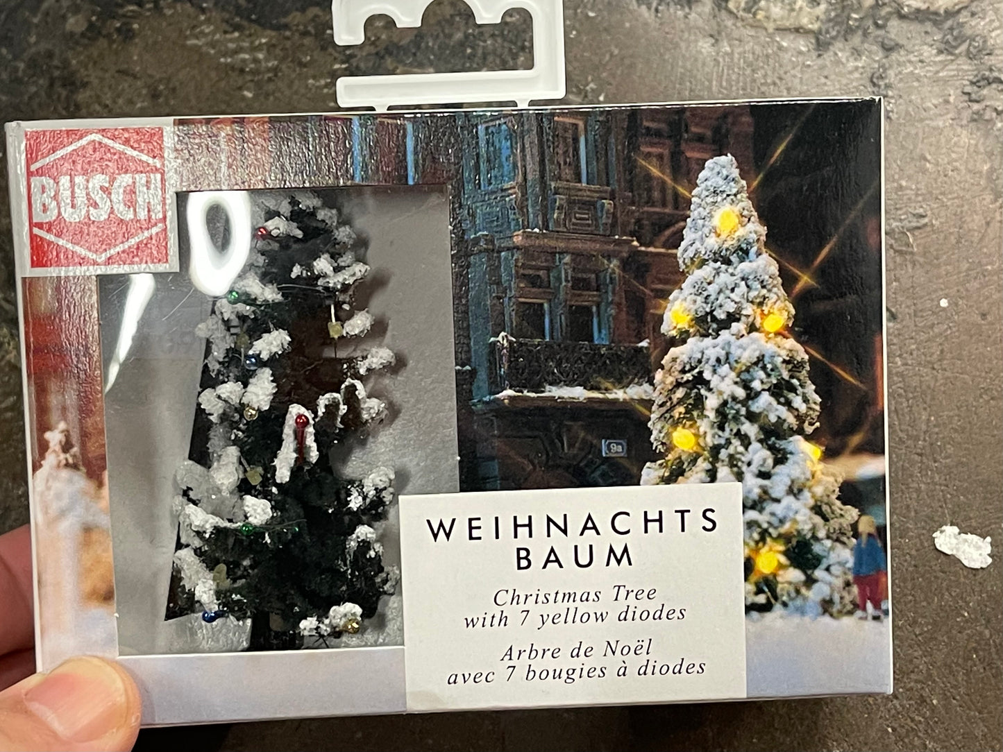 Busch 5411 - Lighted Christmas Tree