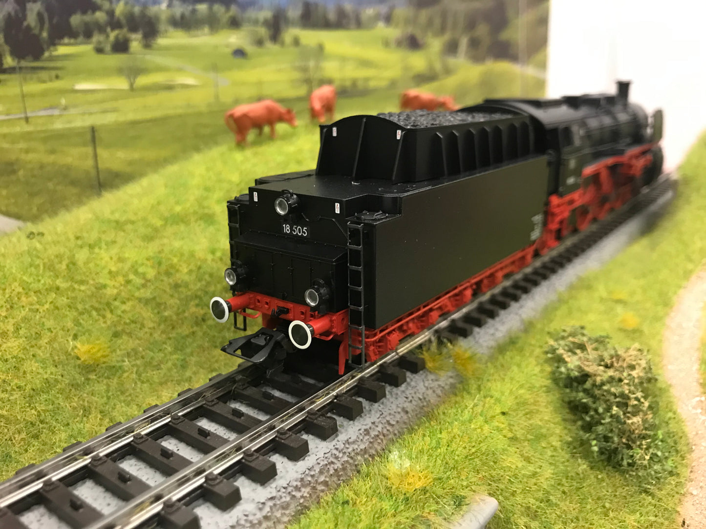Marklin 39034 - Express Train Steam Locomotive BR18.5