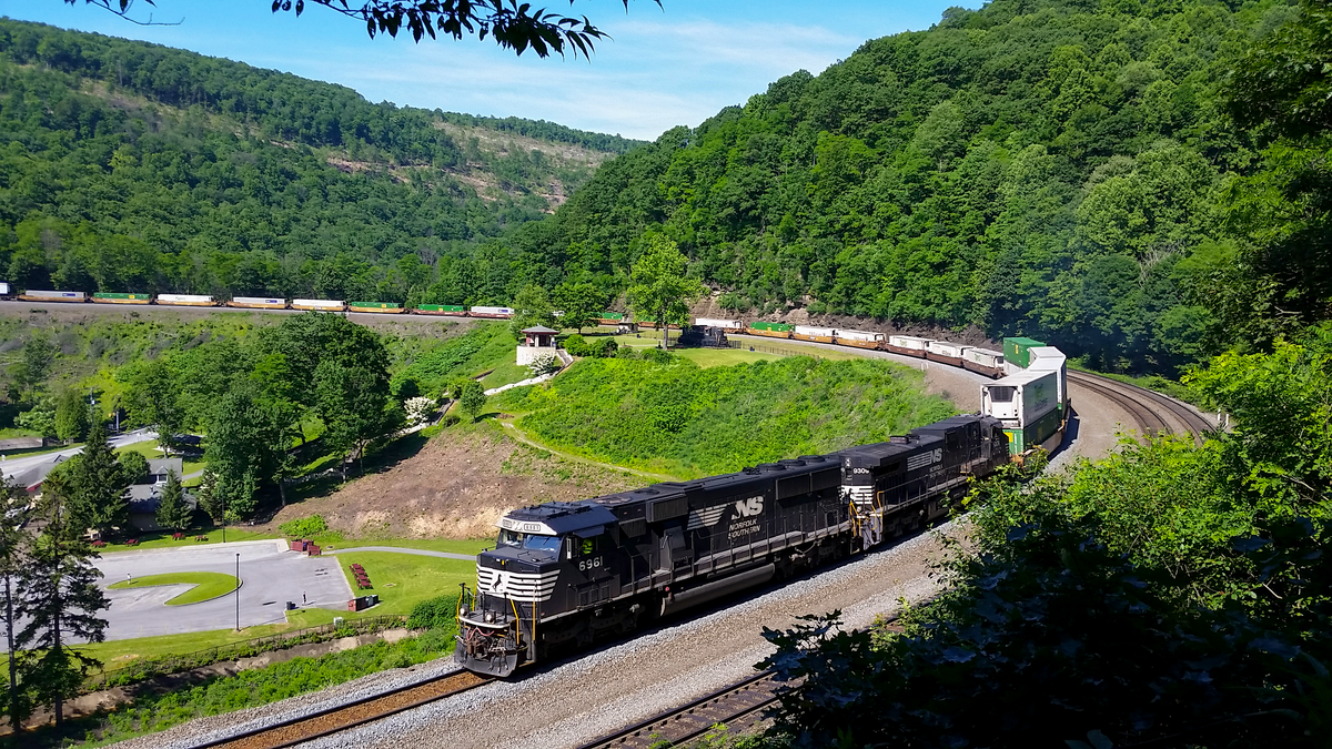 Marklin 38448 − US ES44AC Diesel Loco, Norfolk Southern