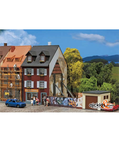 Faller 130416 - House with Graffiti