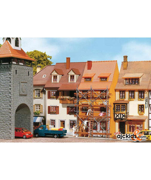 Faller 130423 - Small Townhouses with Scffld
