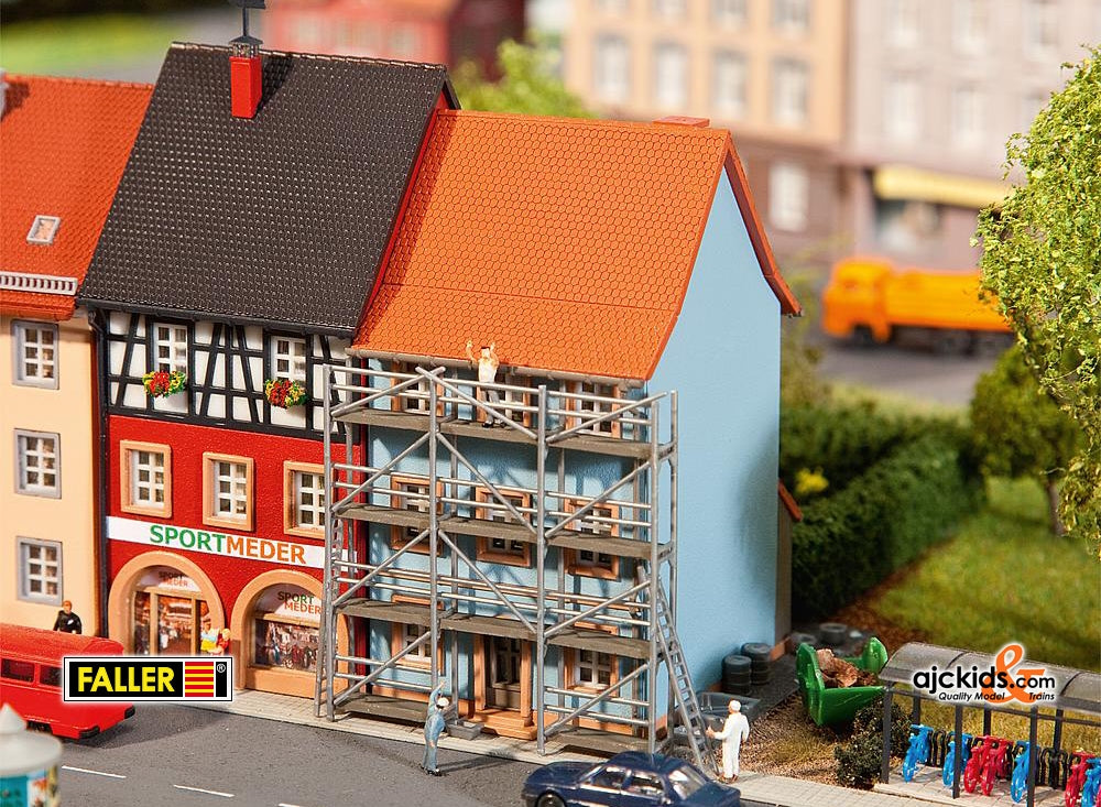 Faller 232331 - Townhouse with Pain Scaffold
