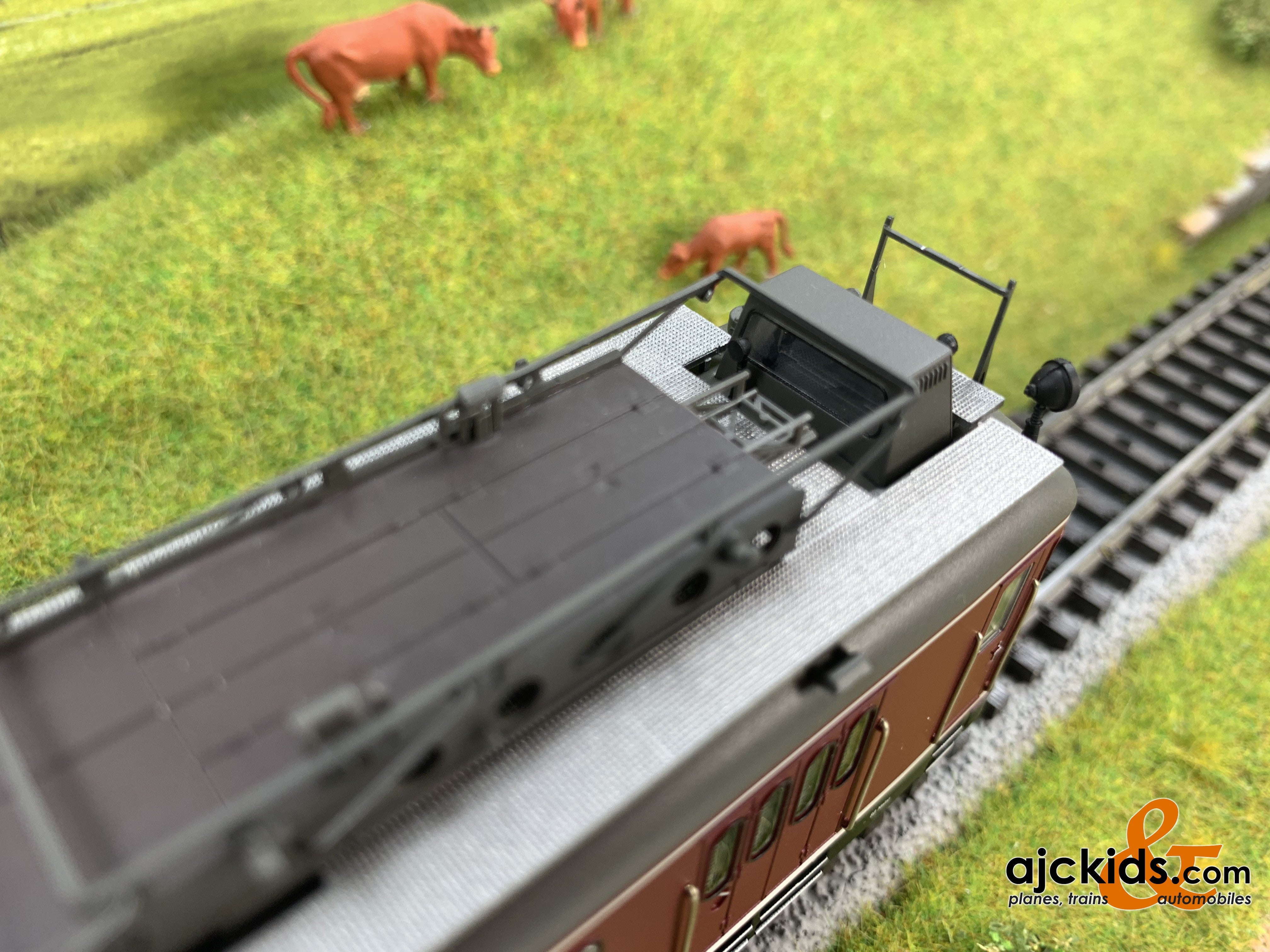 Marklin 39974 TVT Powered Catenary Maintenance Rail Car – Ajckids