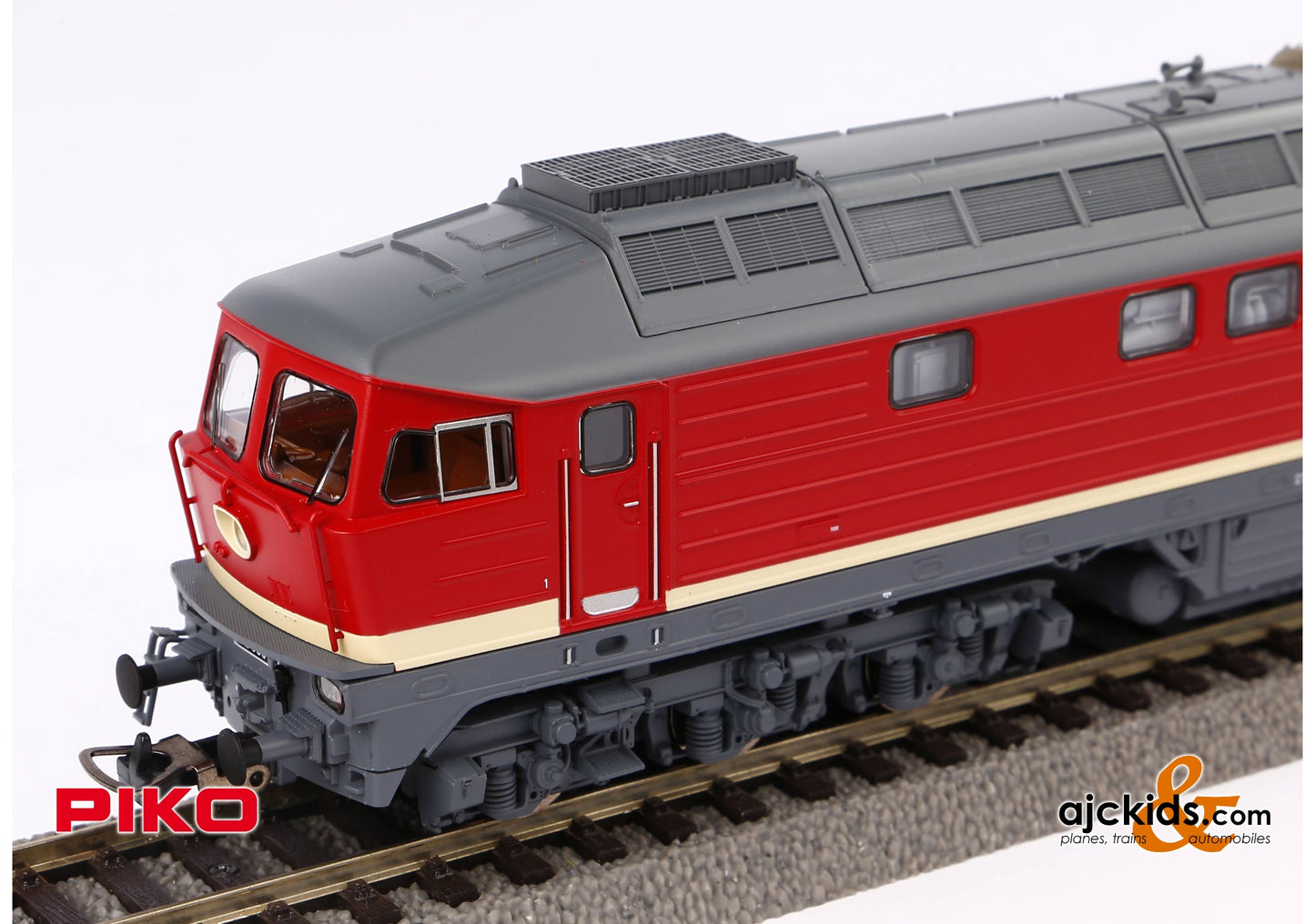 Piko 52910 - BR 132 Diesel Locomotive w/thin stripes DR IV