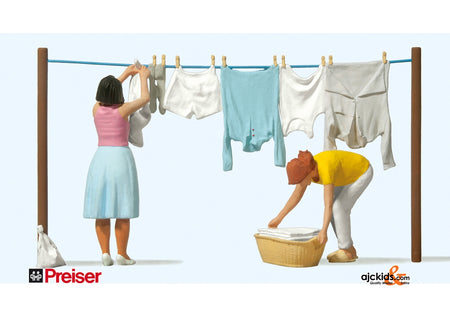 Preiser 44936 Womwn Hanging Laundry