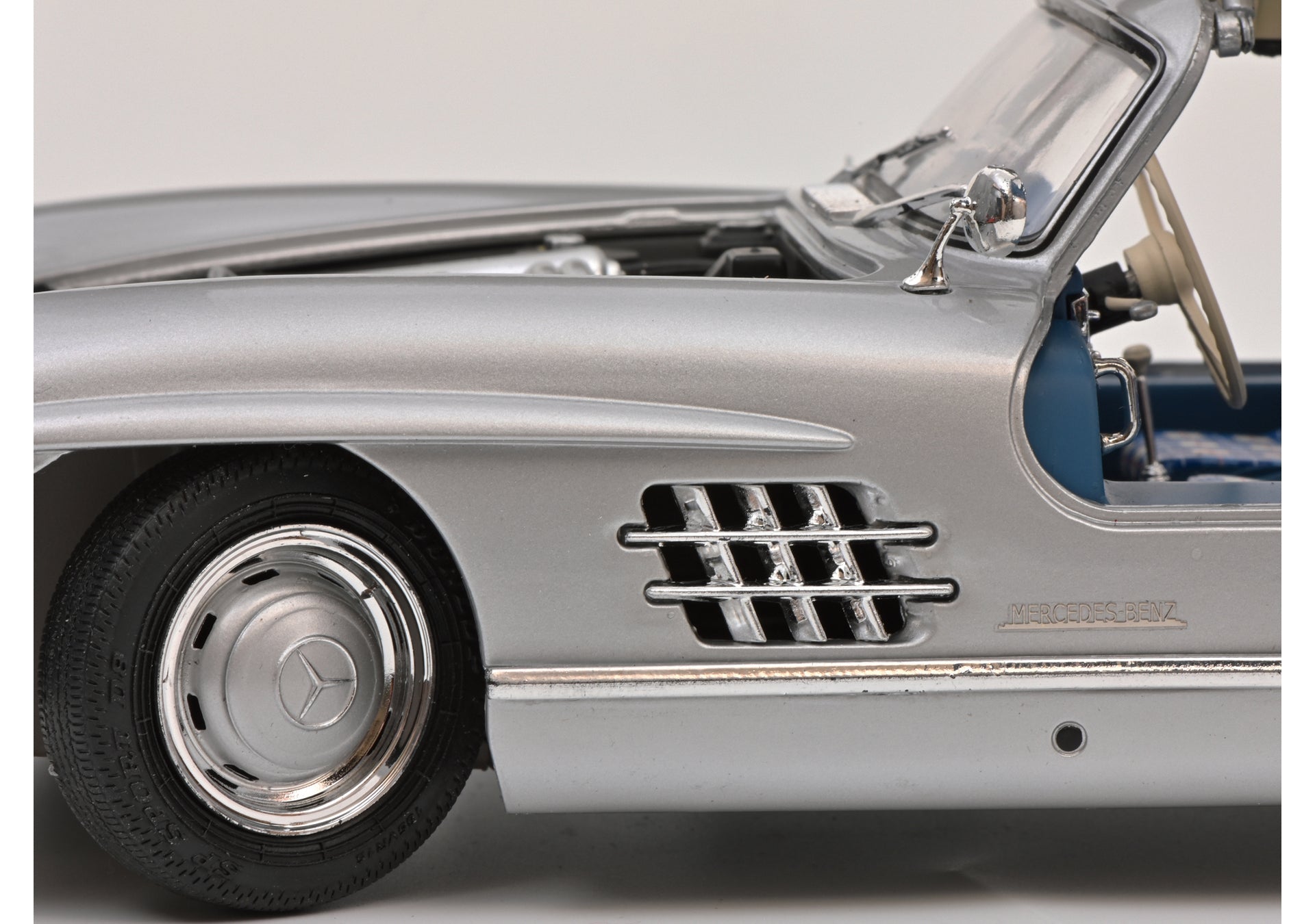 Schuco 450045200 MB 300 SL Flügelt.silb. 1:18 – Ajckids